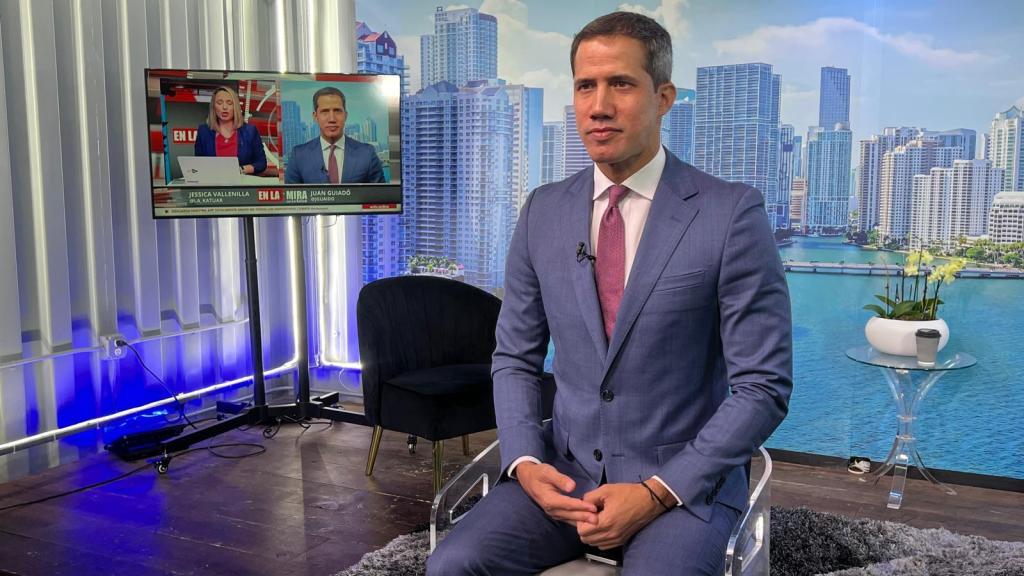 El expresidente interino de Venezuela, Juan Guaidó, en un plató de televisión en Miami.