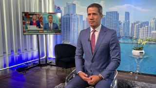 El expresidente interino de Venezuela, Juan Guaidó, en un plató de televisión en Miami.