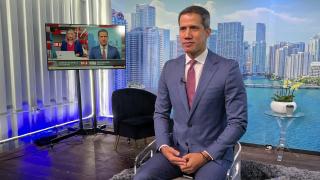 El expresidente interino de Venezuela, Juan Guaidó, en un plató de televisión en Miami.