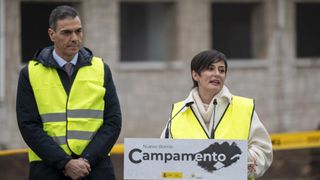 El presidente del Gobierno, Pedro Sánchez, y la ministra de Vivienda, Isabel Rodríguez, y durante el acto de demolición de los primeros edificios del acuartelamiento de Campamento.