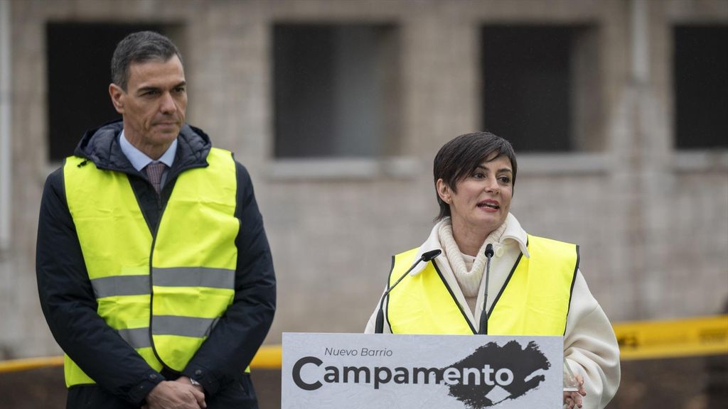 El presidente del Gobierno, Pedro Sánchez, y la ministra de Vivienda, Isabel Rodríguez, durante el acto de demolición de los primeros edificios del acuartelamiento de Campamento, en Madrid.