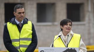 El presidente del Gobierno, Pedro Sánchez, y la ministra de Vivienda, Isabel Rodríguez, y durante el acto de demolición de los primeros edificios del acuartelamiento de Campamento.