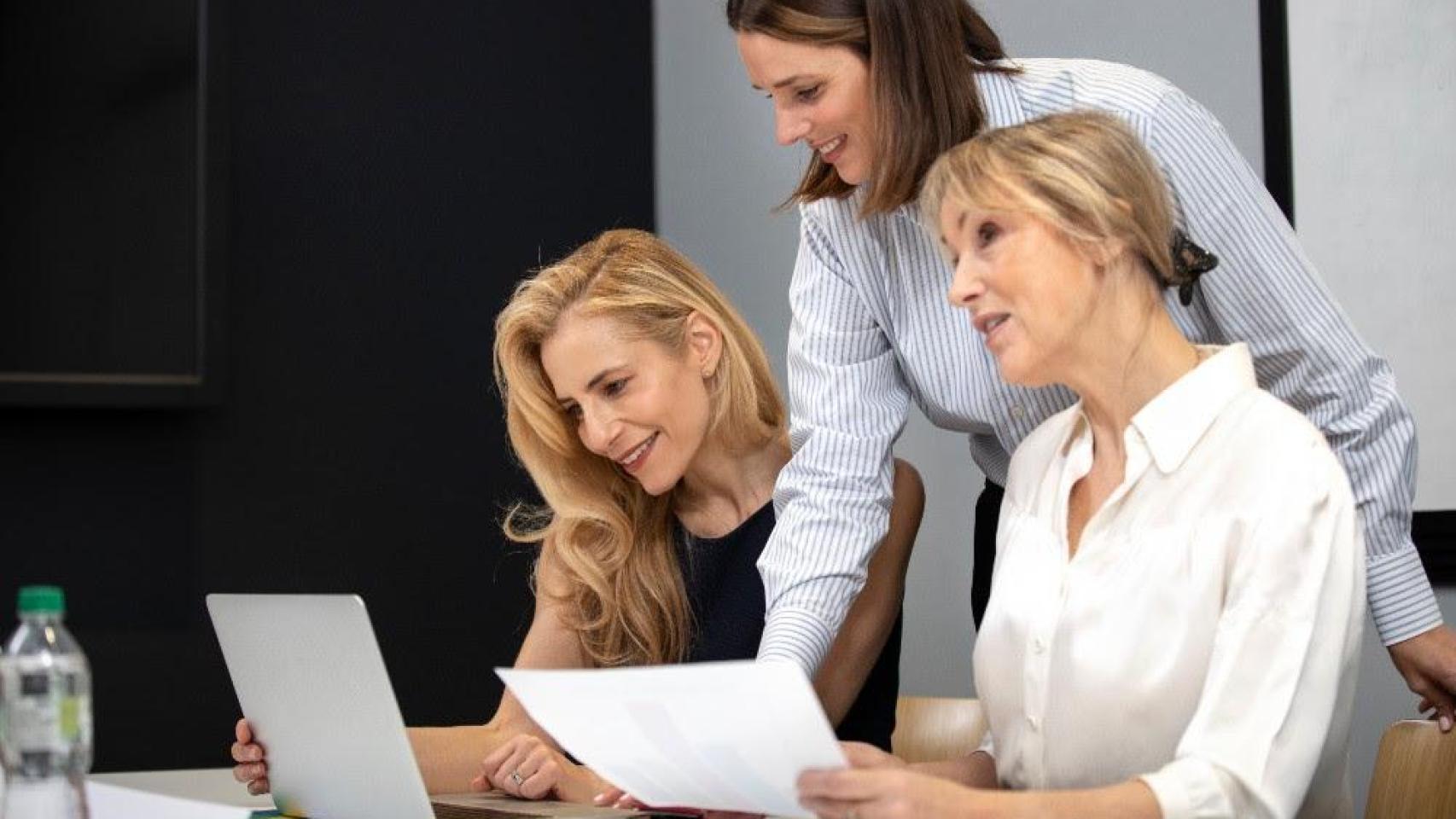 Tres mujeres haciendo gestiones patrimoniales, en imagen de archivo.