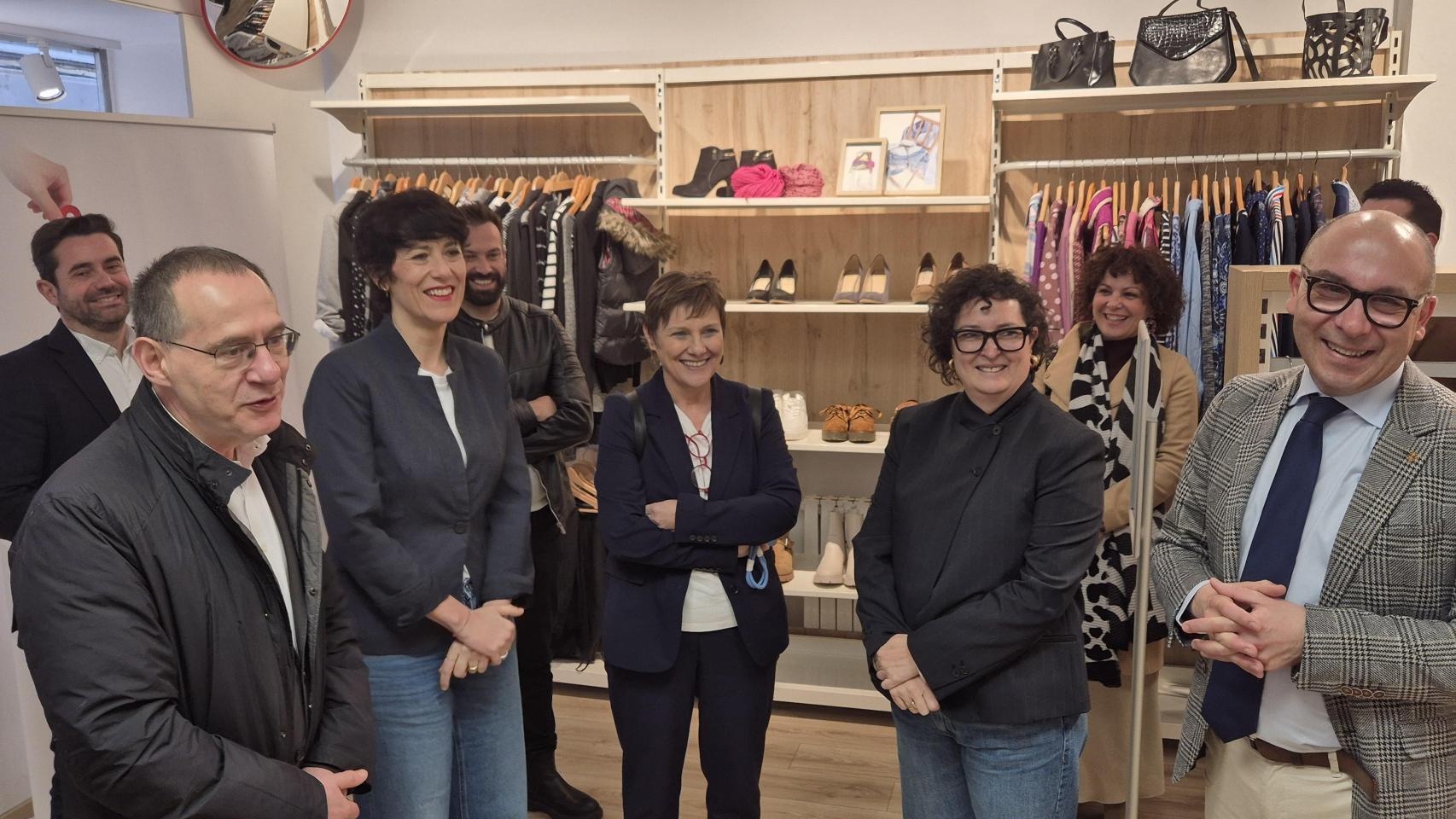 Visita de Elma Saiz a la tienda de Moda re- de Cáritas Diocesana de Zamora