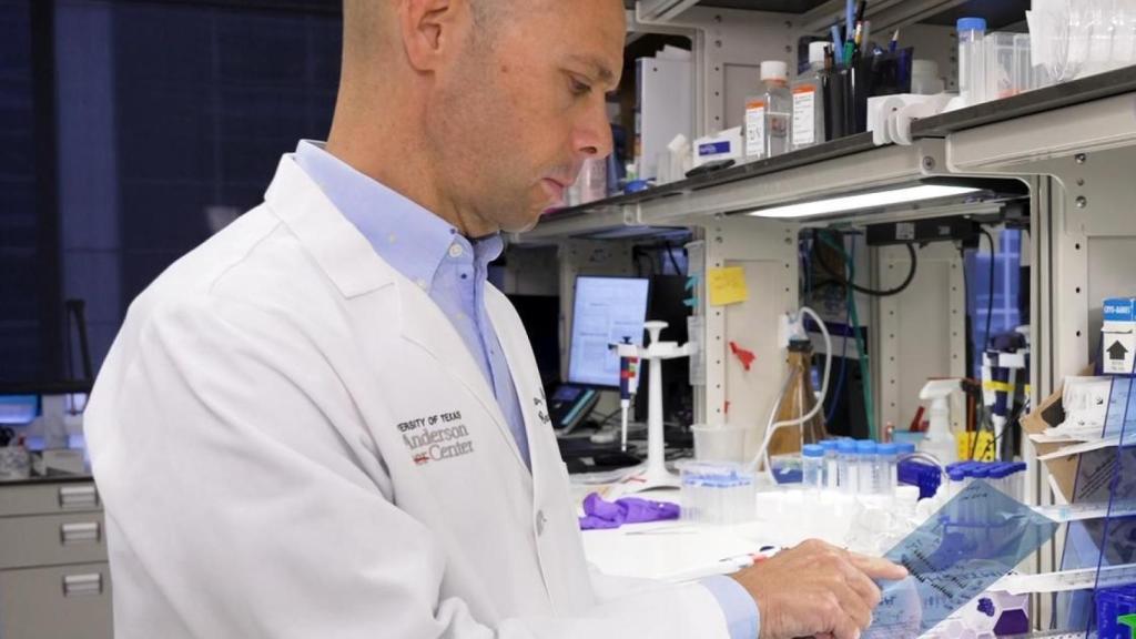Eduardo Vilar, en el laboratorio del Centro de Estudios del Cáncer MD Anderson en Houston.