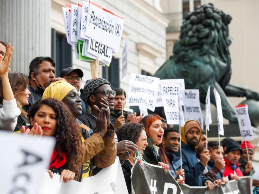 Concentración a favor de la regularización de inmigrantes, el pasado mes de mayo ante el Congreso de los Diputados.