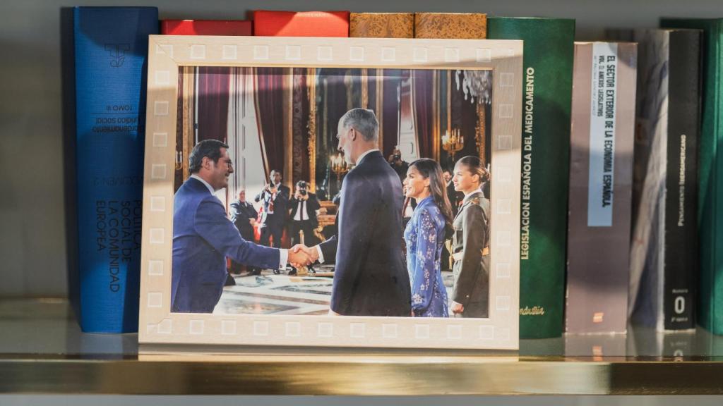 Una fotografía en el despacho de Antonio Garamendi en la que aparece saludando a Felipe VI.