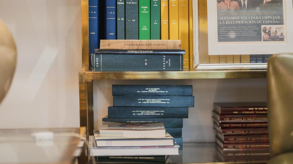 Una librería del despacho de Antonio Garamendi.