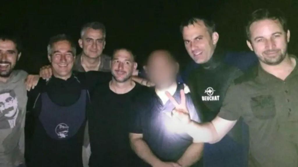 Santiago Abascal y Javier Ortega Smith, los dos primeros por la derecha, e Ignacio Ansaldo, segundo por la izquierda, tras sacar un bloque de hormigón en aguas próximas a Gibraltar en 2014.