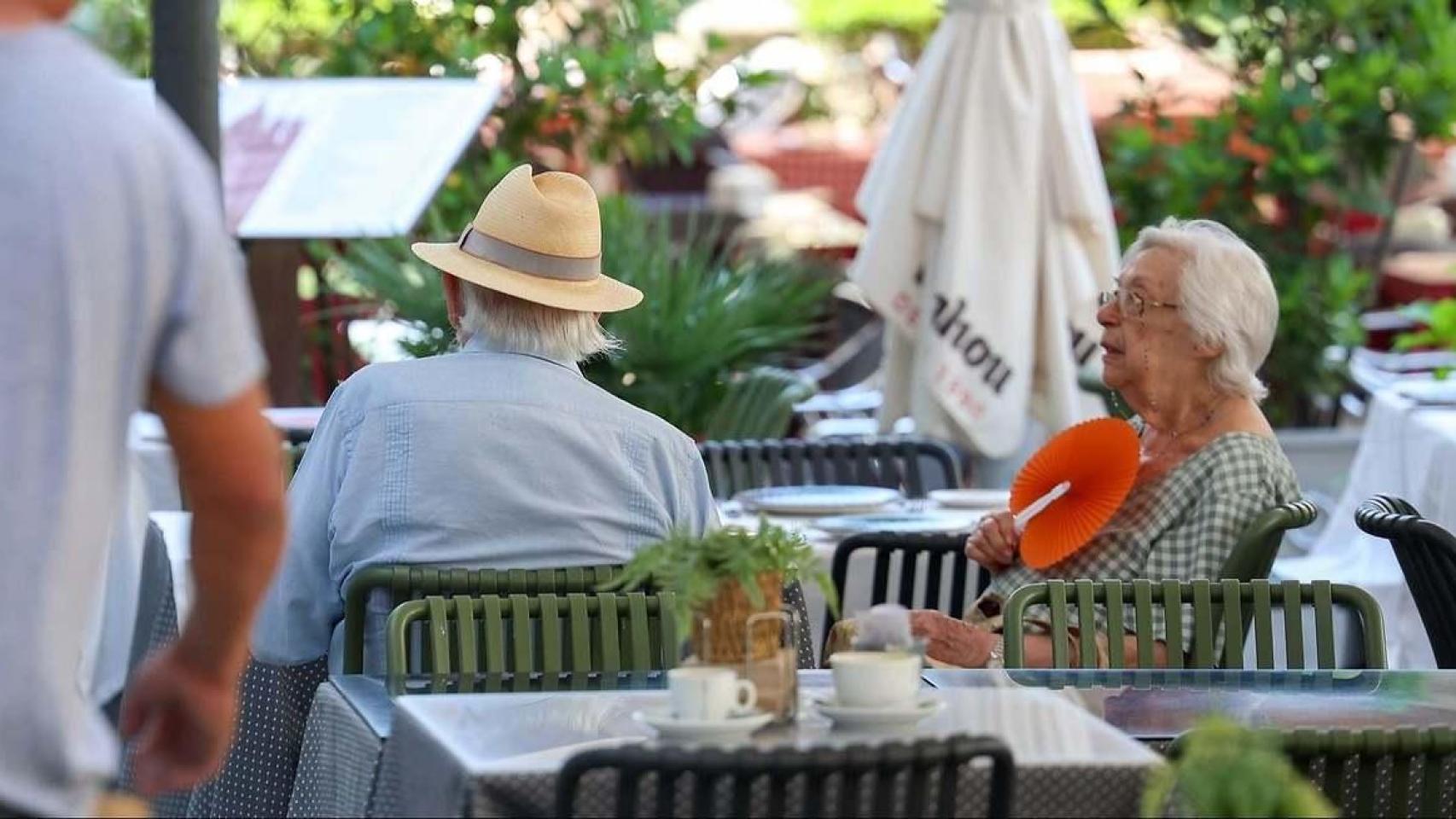 Imagen de archivo de una mujer sentada en una terraza.