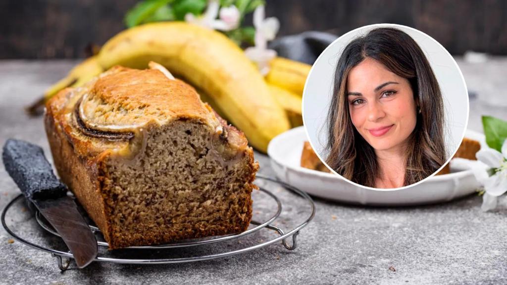 La nutricionista Marta Castroviejo junto a un bizcocho de plátano.