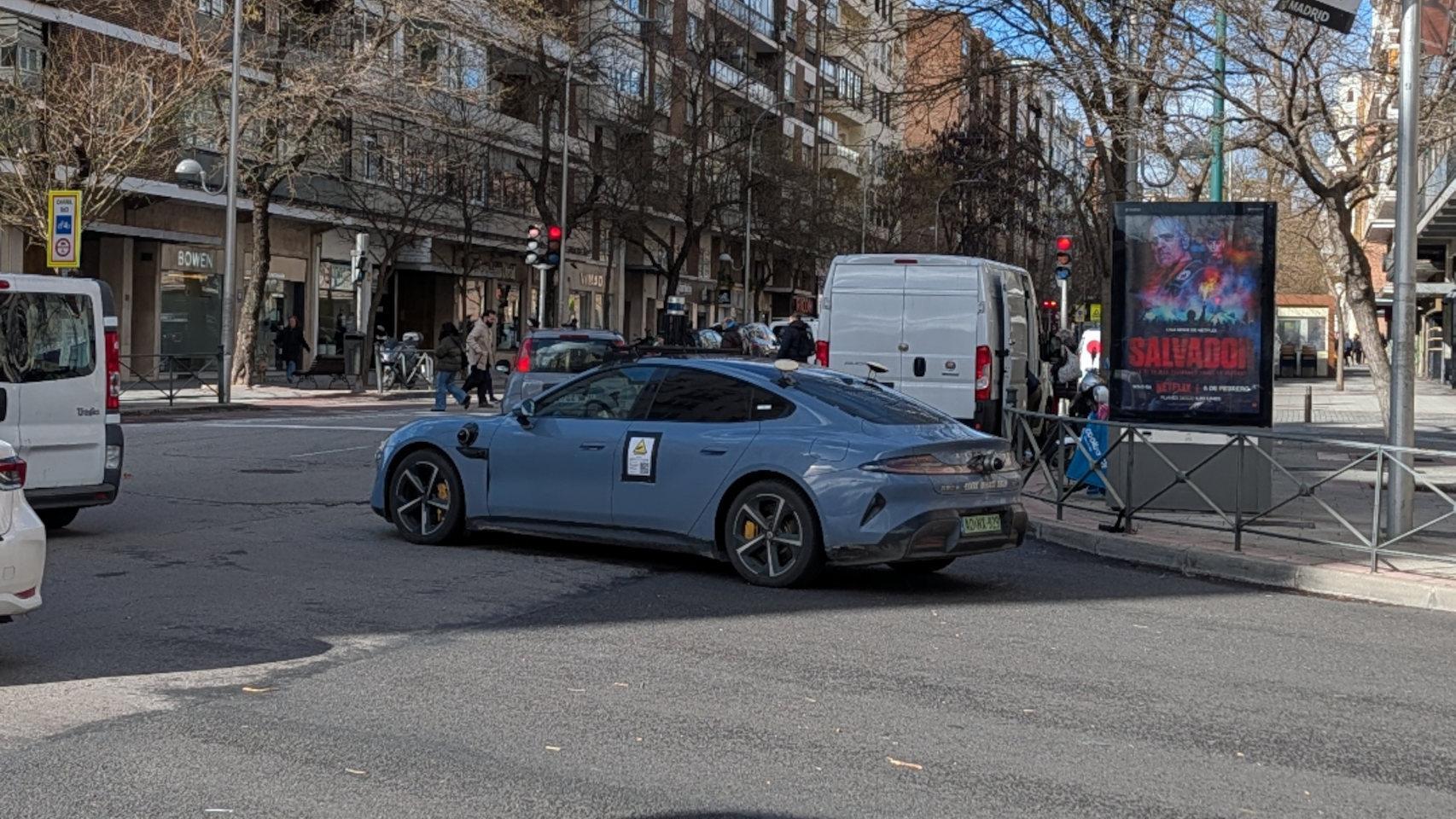 Un Xiaomi SU7 circulando por Madrid