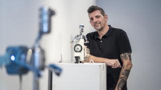 Andrés Guardia, creador de los 'Recycledrobots' echos con chatarra durante su última exposición en el Centro Cultural Galileo en Chamberí.