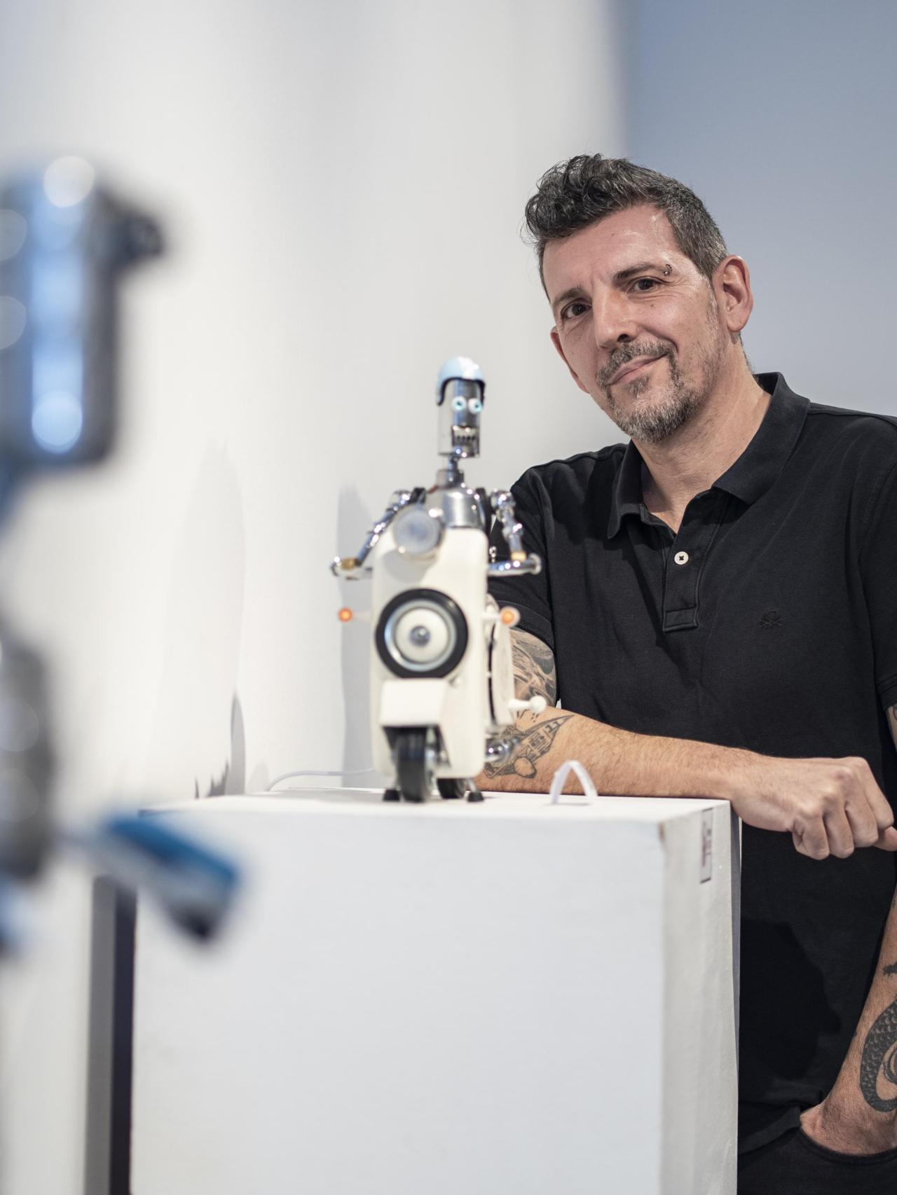 Andrés Guardia, creador de los 'Recycledrobots' echos con chatarra durante su última exposición en el Centro Cultural Galileo en Chamberí.