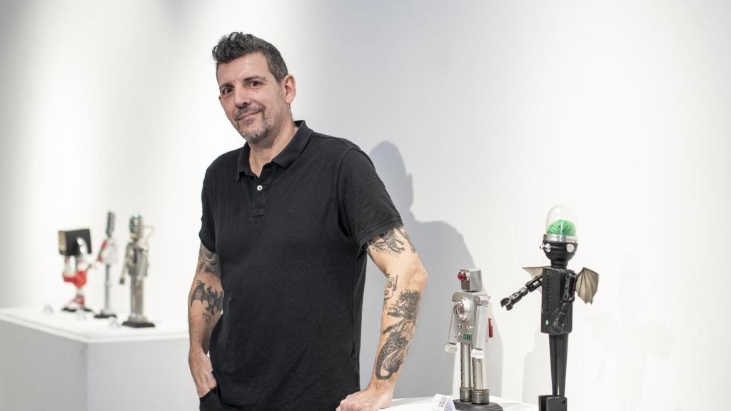 Andrés con sus robots de chatarra.