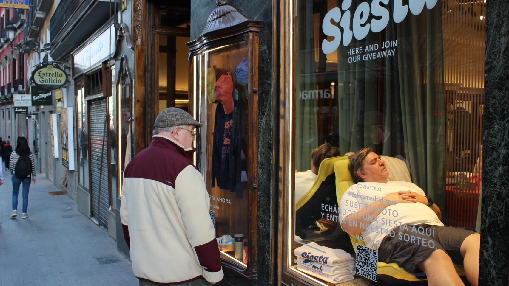Arturo Sánchez en el escaparate de la tienda Colors of Madrid, cerca de Sol.