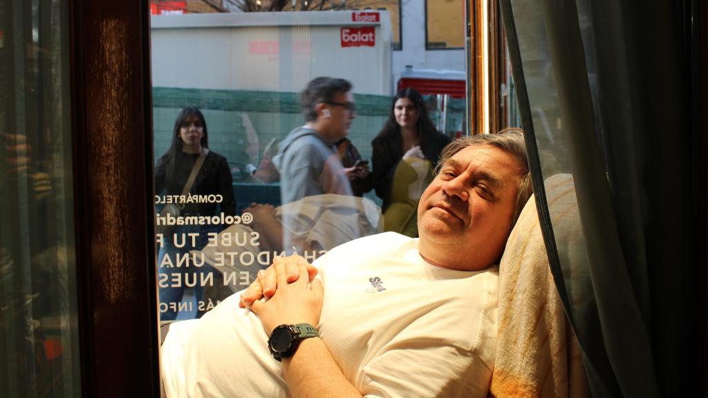 Arturo Sánchez, empresario y actor, en el escaparate de Colors of Madrid.