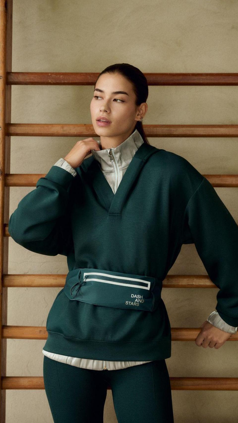Conjunto deportivo en verde de estética clásica y estilo 'old money'.