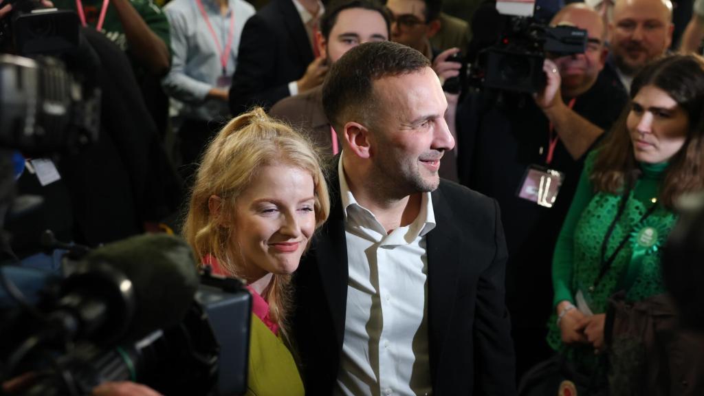 La candidata de izquierdas junto al líder de su partido,  Zack Polanski, tras proclamarse vencedora.