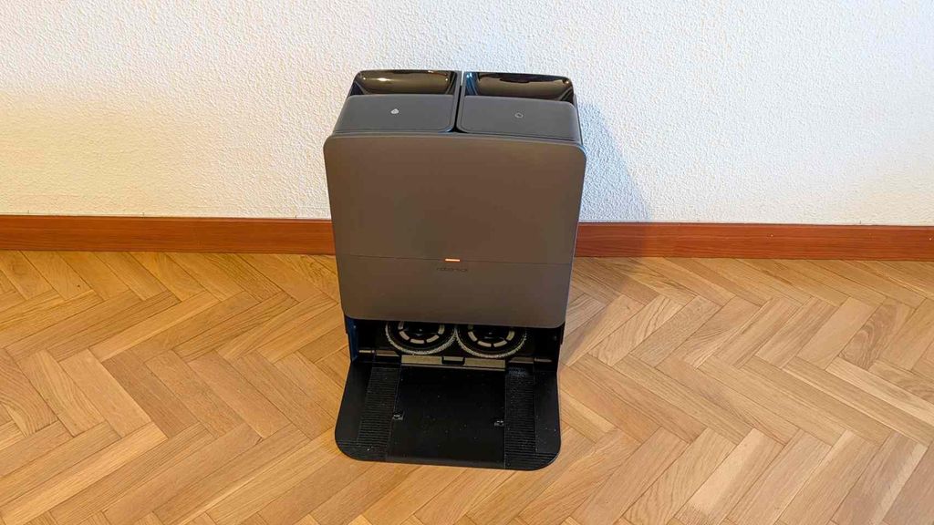 La base de carga del Roborock Saros 20.