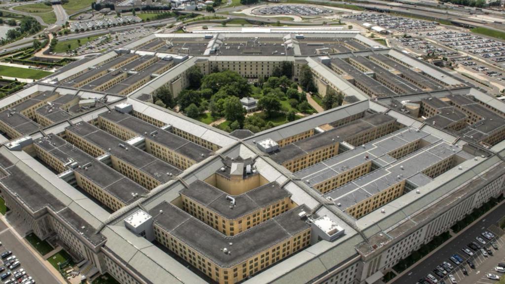 El Pentágono, en el centro de la controversia tras solicitar mayor acceso a los sistemas de inteligencia artificial de Anthropic.