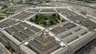 El Pentágono, en el centro de la controversia tras solicitar mayor acceso a los sistemas de inteligencia artificial de Anthropic.