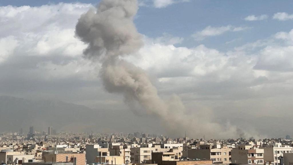 Una columna de humo en Teherán