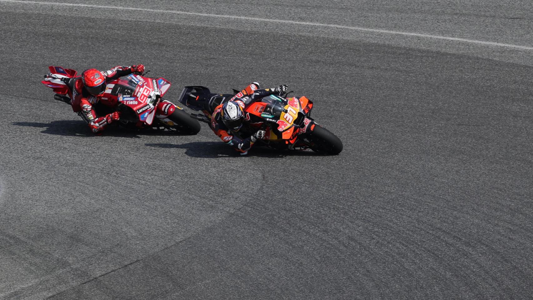 Pedro Acosta, por delante de Marc Márquez en la carrera al sprint del GP de Tailandia 2026