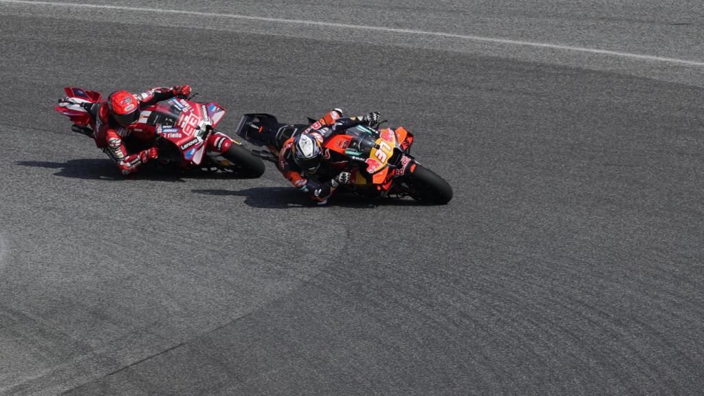 Pedro Acosta, por delante de Marc Márquez en la carrera al sprint del GP de Tailandia 2026