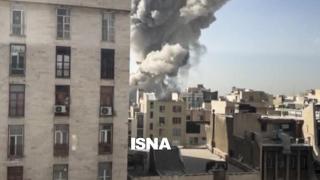 Una columna de humo emerge del centro de Teherán tras un ataque israelí este sábado. EFE / Isna