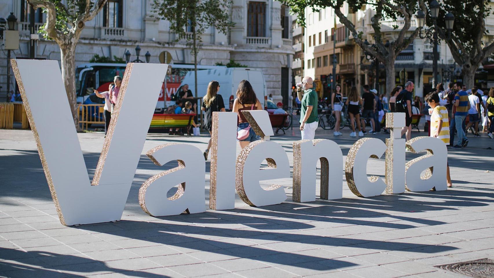 El topónimo de la ciudad es 'València' con la tilde abierta. EE