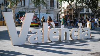 El topónimo de la ciudad es 'València' con la tilde abierta. EE
