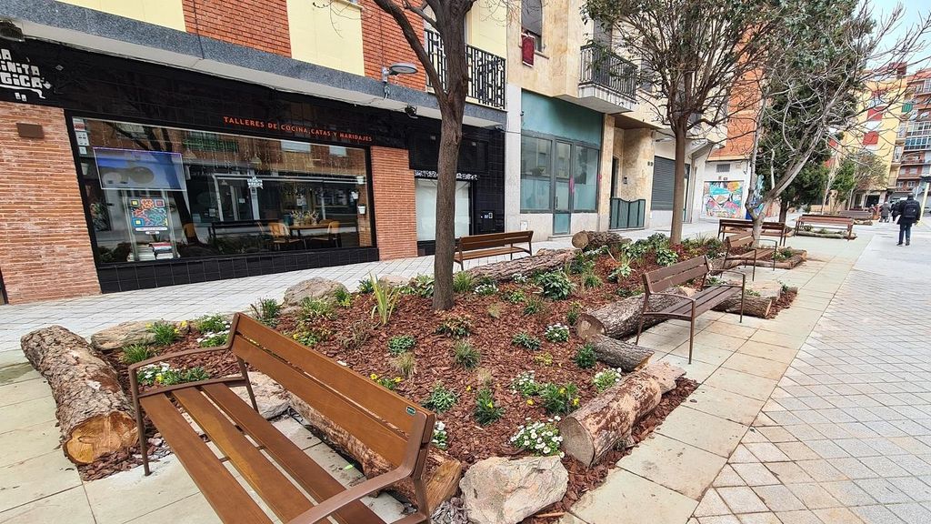 Las obras de nuevas zonas verdes y de mejora de la accesibilidad en la calle Gütenberg de Salamanca