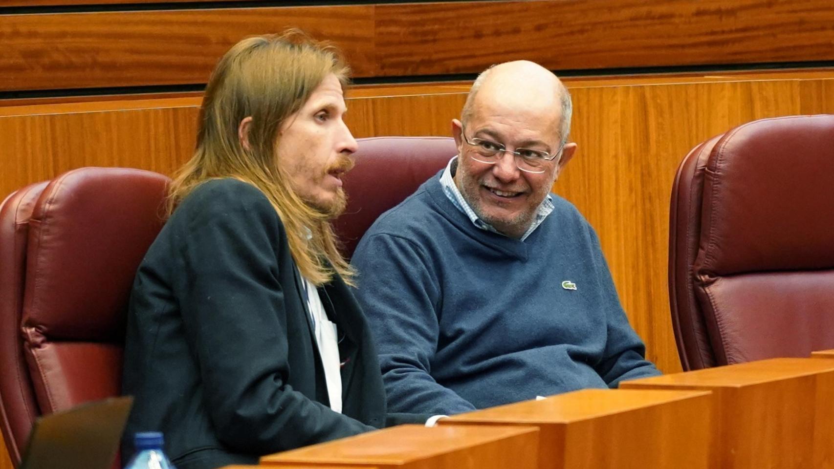 El exprocurador Francisco Igea junto a su excompañero en el Grupo Mixto, el representante de Unidas Podemos, Pablo Fernández, en un pleno de las Cortes de Castilla y León