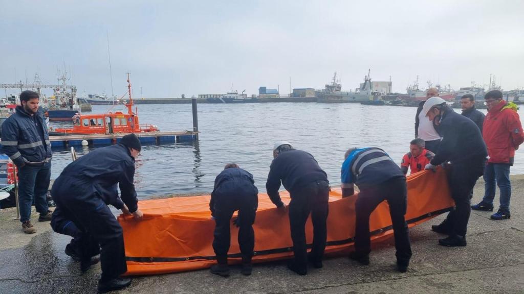 Gardacostas de Galicia refuerza la formación anticontaminación en el puerto de Ribeira (A Coruña)