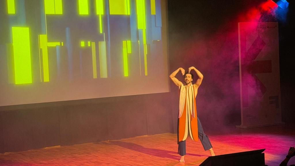 Espectáculo del performer, Carlos Romero
