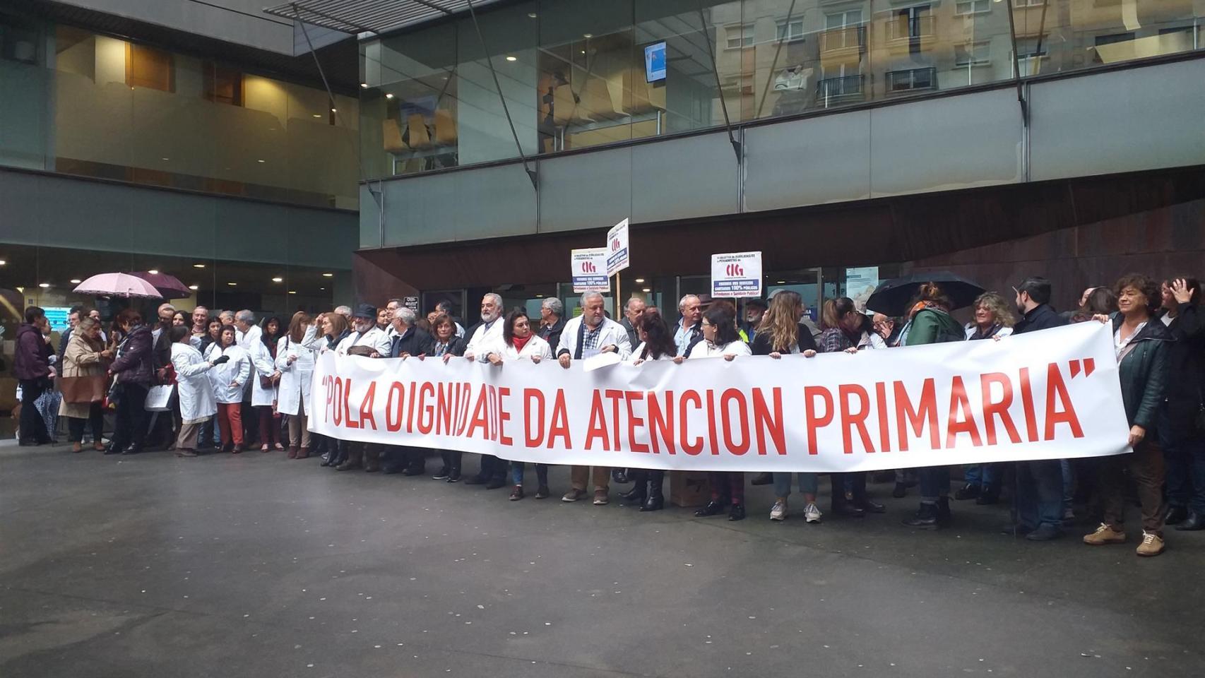 Imagen de archivo de una concentración de médicos y pediatras de Atención Primaria en el Centro de Salud de Rosalía de Castro, en Vigo