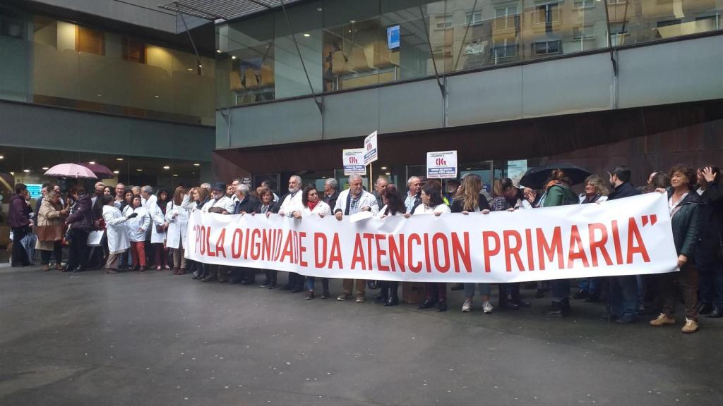 Imagen de archivo de una concentración de médicos y pediatras de Atención Primaria en el Centro de Salud de Rosalía de Castro, en Vigo