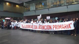 Imagen de archivo de una concentración de médicos y pediatras de Atención Primaria en el Centro de Salud de Rosalía de Castro, en Vigo
