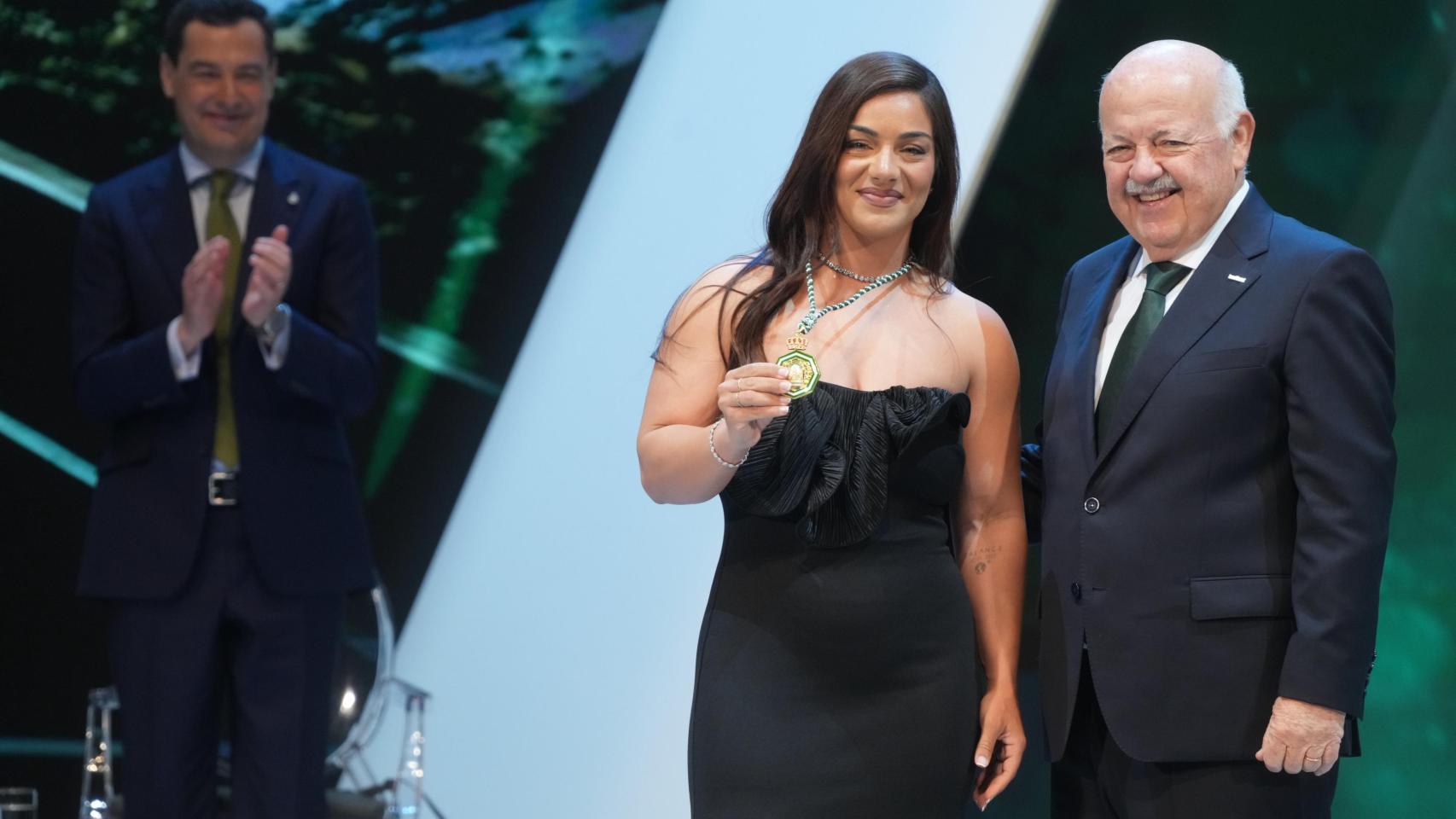 María Torres recoge su medalla.