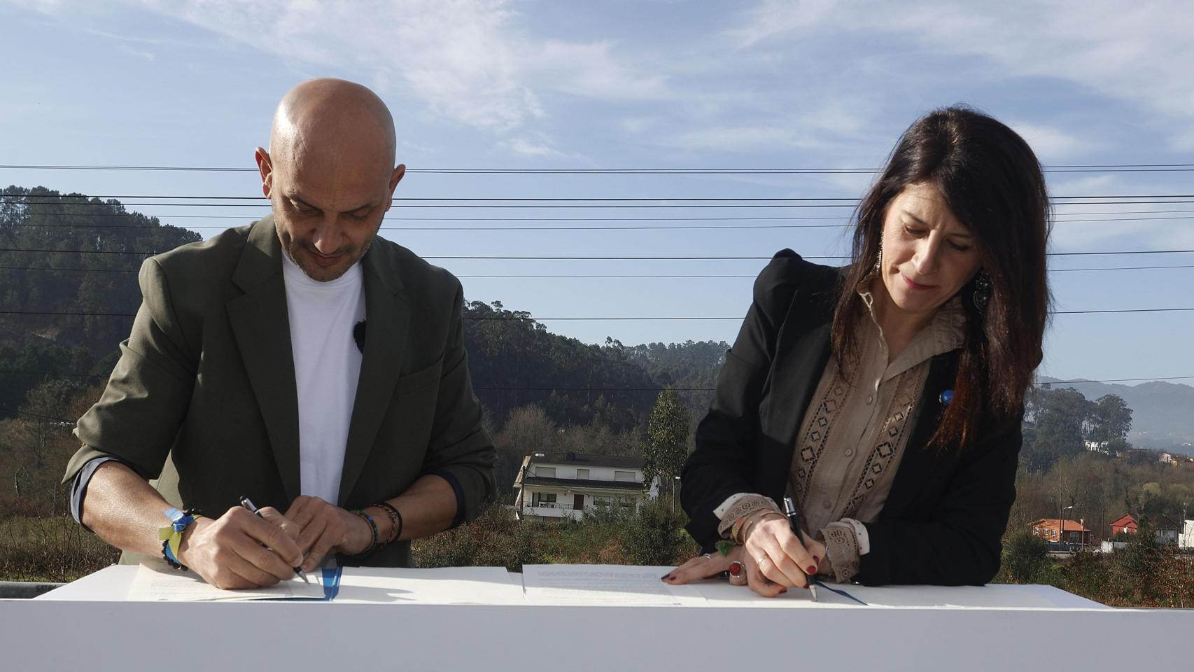 Momento de la firma entre la conselleira de Vivenda y el alcalde de O Porriño para la construcción de vivienda pública.