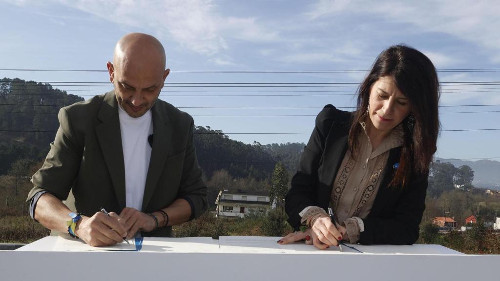 Momento de la firma entre la conselleira de Vivenda y el alcalde de O Porriño para la construcción de vivienda pública.