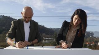 Momento de la firma entre la conselleira de Vivenda y el alcalde de O Porriño para la construcción de vivienda pública.