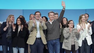 El presidente de la Junta y candidato a la reelección con el PP, Alfonso Fernández Mañueco, y el líder popular, Alberto Núñez Feijóo, durante un acto en Ávila este sábado