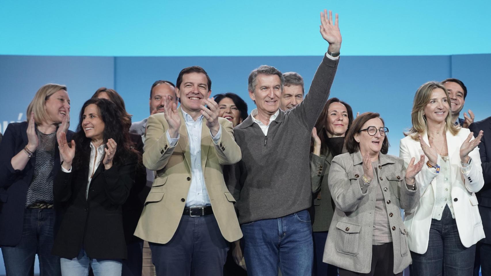 El presidente de la Junta y candidato a la reelección con el PP, Alfonso Fernández Mañueco, y el líder popular, Alberto Núñez Feijóo, durante un acto en Ávila este sábado