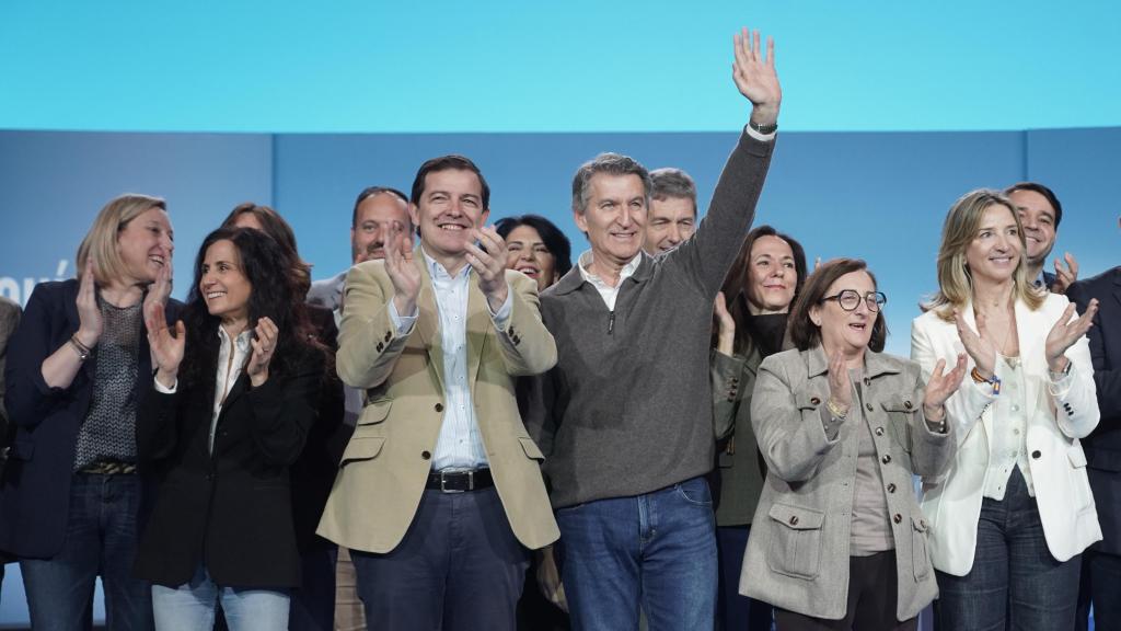 El presidente de la Junta y candidato a la reelección con el PP, Alfonso Fernández Mañueco, y el líder popular, Alberto Núñez Feijóo, durante un acto en Ávila este sábado