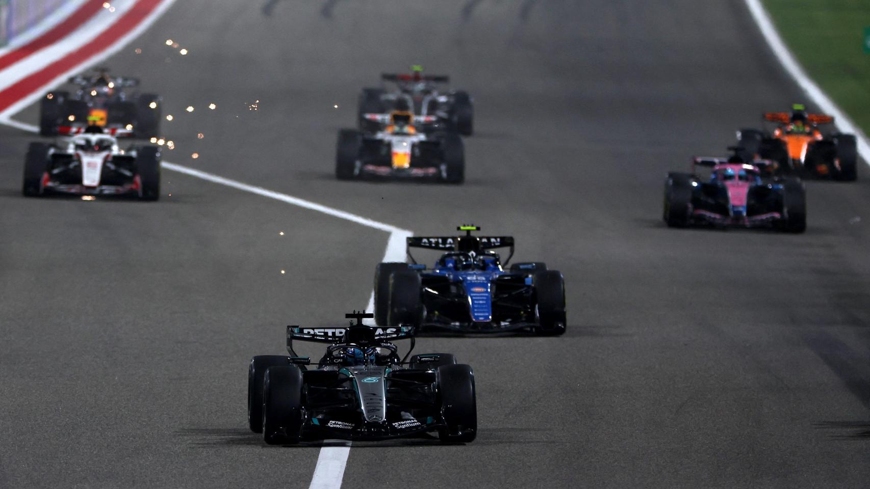 George Russell, en cabeza, durante los test de pretemporada de F1 en Baréin
