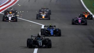 George Russell, en cabeza, durante los test de pretemporada de F1 en Baréin