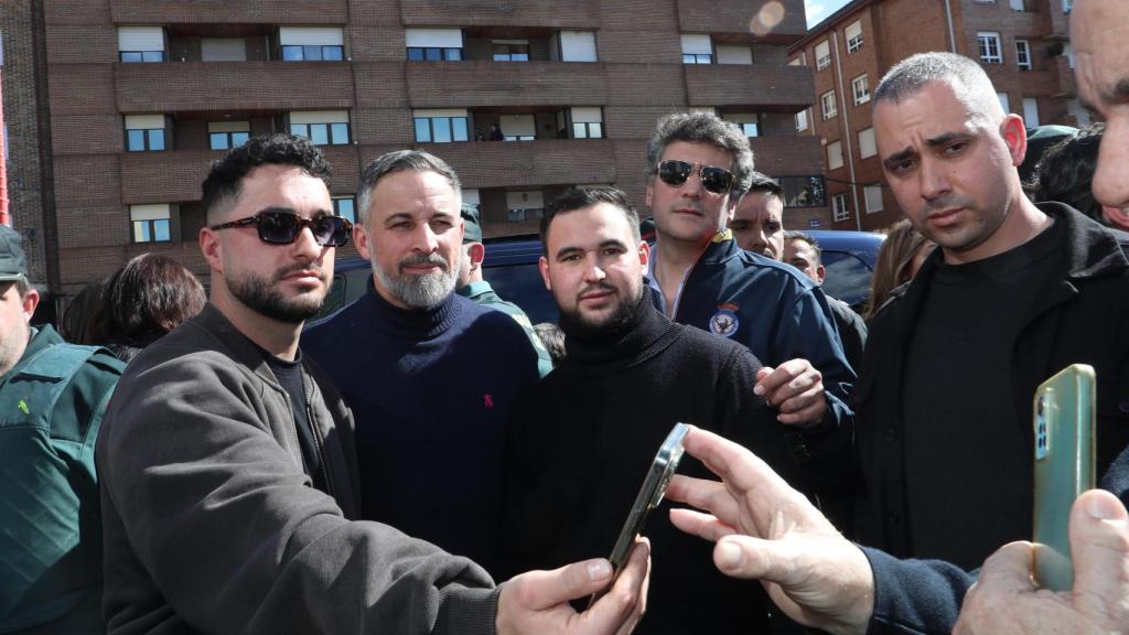 El presidente de Vox, Santiago Abascal, durante su intervención en el municipio palentino de Guardo, este sábado