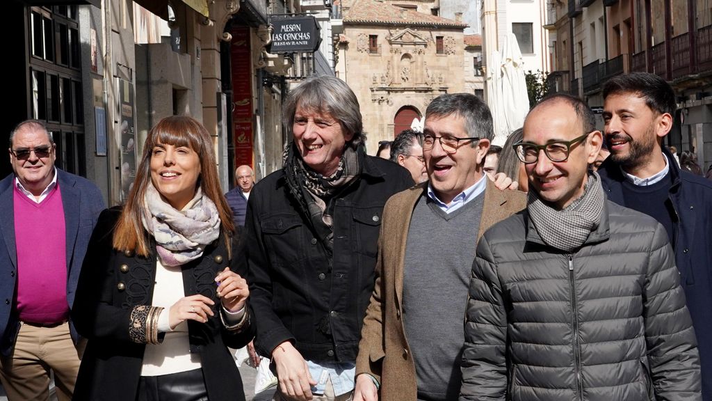 El candidato del PSOE a la Junta, Carlos Martínez, junto al portavoz del PSOE en el Congreso de los Diputados, Patxi López, este sábado en Salamanca